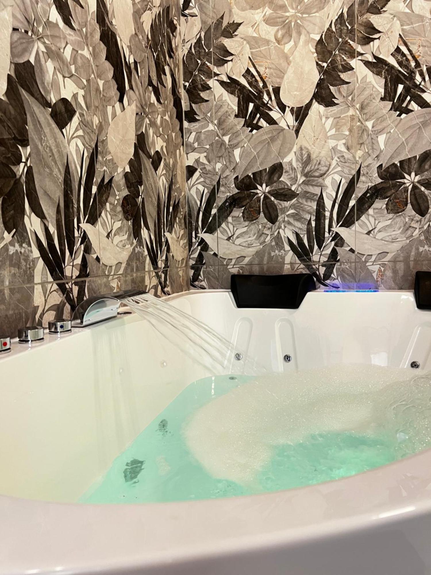Gasthuis Ese Luxury - Elegant Jacuzzi Suite, Quiet&central