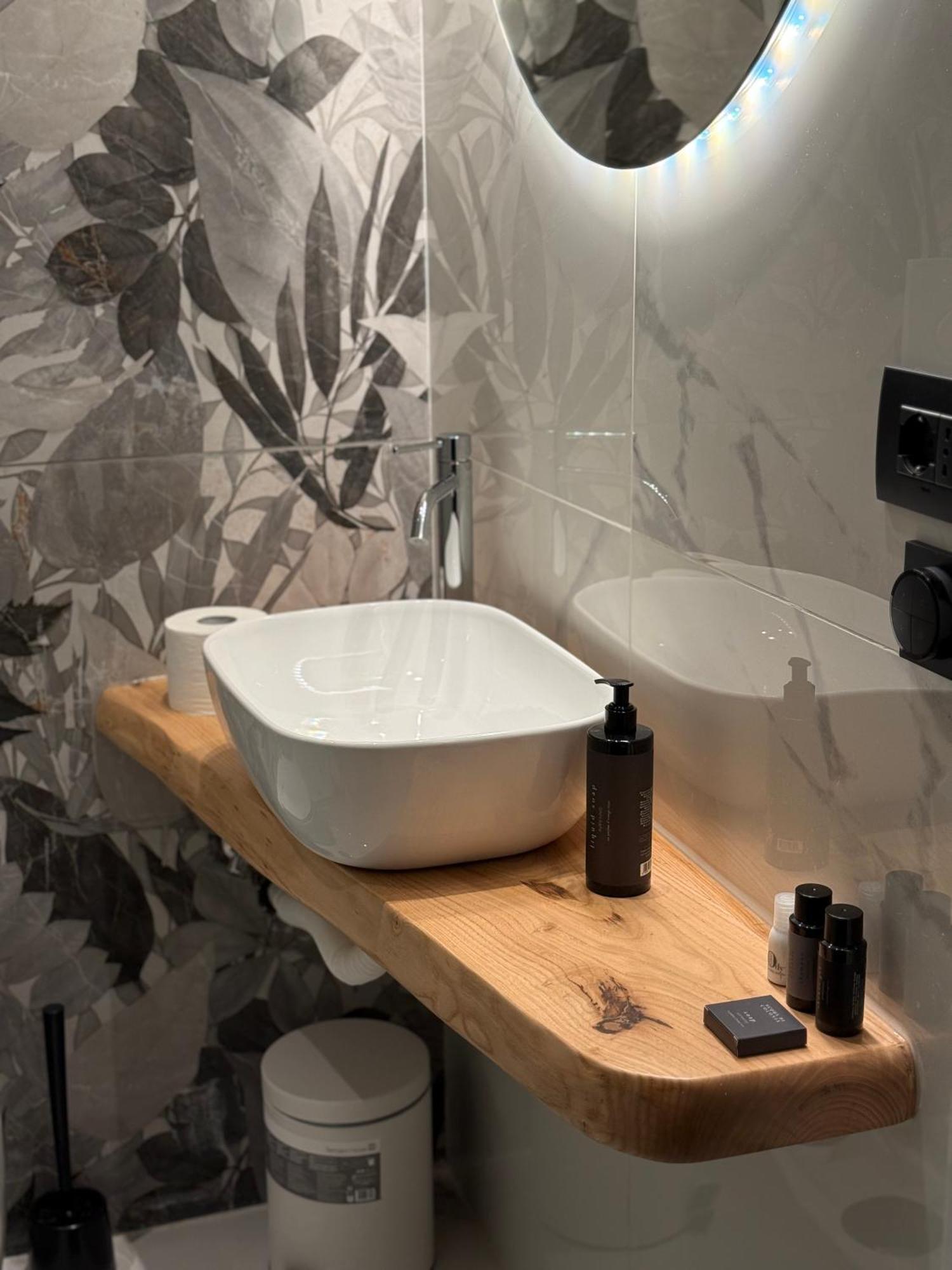 Ese Luxury - Elegant Jacuzzi Suite, Quiet&central Guest house *